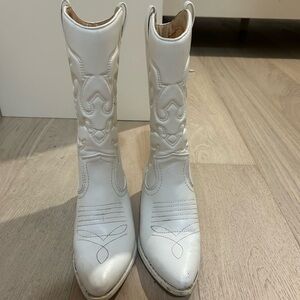 Elegant White Western Boots